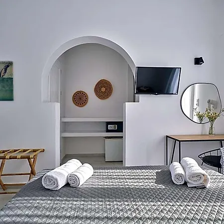 Akrotiri Hotel