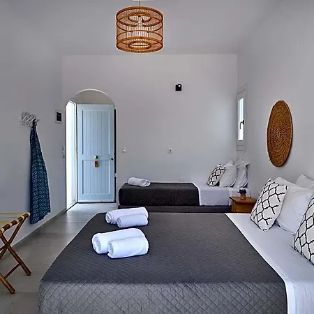 Akrotiri Hotel 3*